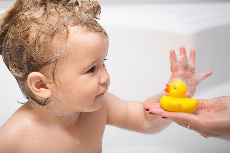 Como higienizar brinquedos de bebê?